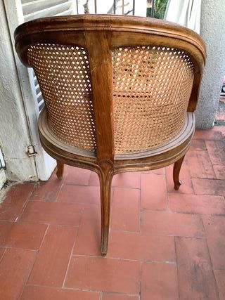 Sillón tallado con rejilla