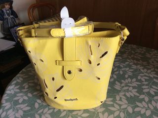 Bolsos Desigual Amarillo y otros. COMUNIONES