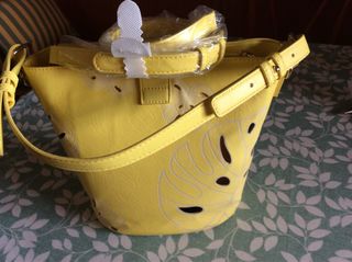 Bolsos Desigual Amarillo y otros. COMUNIONES