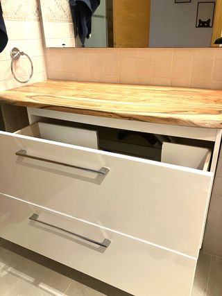 Mueble de baño blanco.