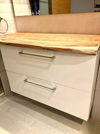 Mueble de baño blanco.