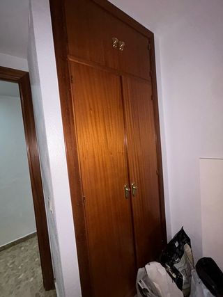 Puertas armario madera con cajonera y barra