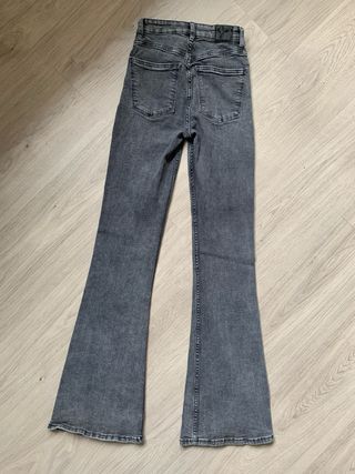 Pantalones vaqueros grises acampanados