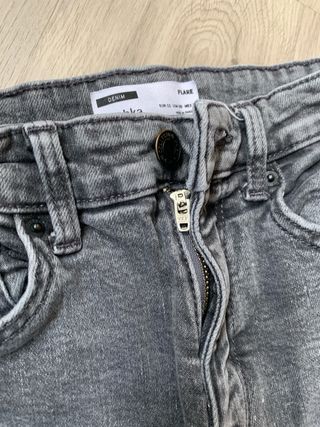 Pantalones vaqueros grises acampanados