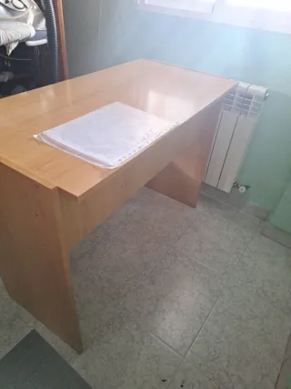 Escritorio de madera con cajón