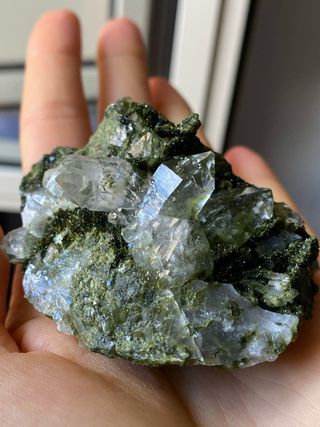 Raro epidoto con quarzo
