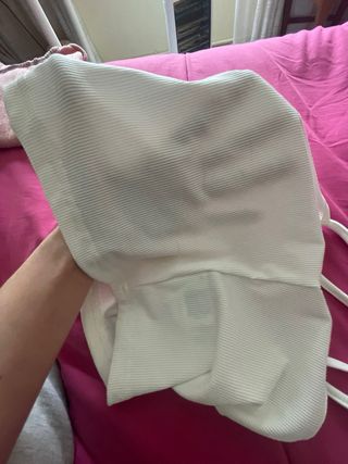 Top blanco de tirantes acanalado