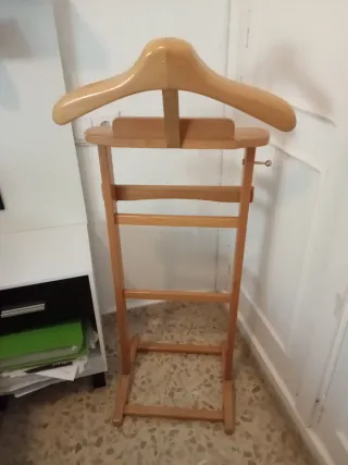 Perchero de pie de madera