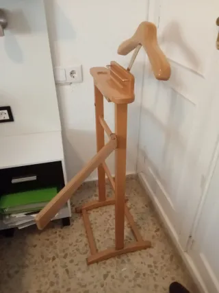 Perchero de pie de madera