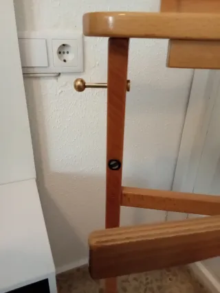 Perchero de pie de madera