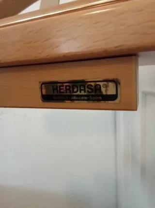 Perchero de pie de madera