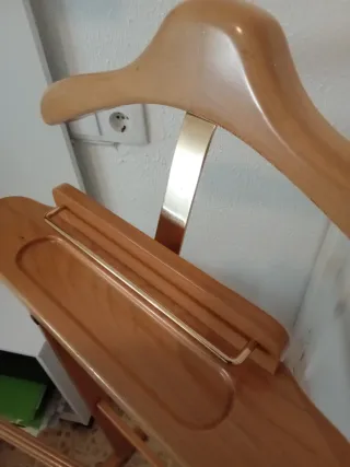 Perchero de pie de madera