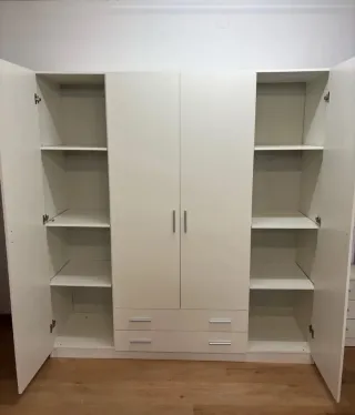 Armario blanco de madera