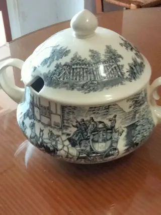 Sopera antigua marca San Claudio