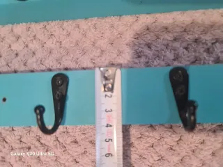 Percheros de madera turquesa con ganchos