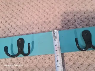 Percheros de madera turquesa con ganchos