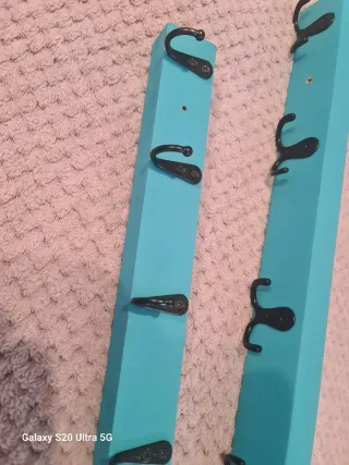 Percheros de madera turquesa con ganchos