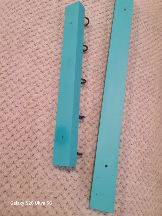 Percheros de madera turquesa con ganchos