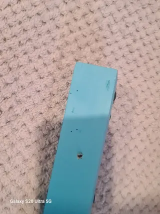 Percheros de madera turquesa con ganchos