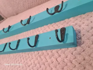 Percheros de madera turquesa con ganchos