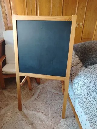 Pizarra de madera con borradores y tizas