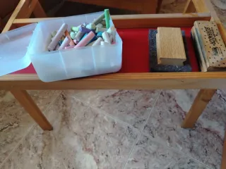 Pizarra de madera con borradores y tizas