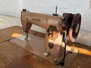 Máquina de coser Singer antigua con mueble