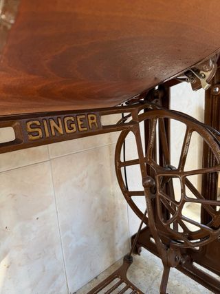 Máquina de coser Singer antigua con mueble