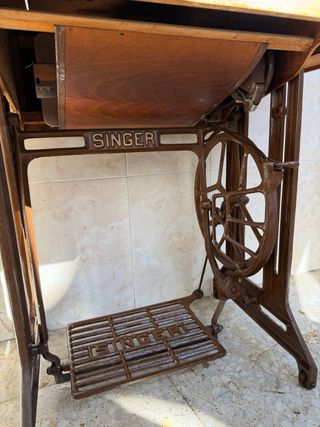 Máquina de coser Singer antigua con mueble