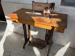 Máquina de coser Singer antigua con mueble