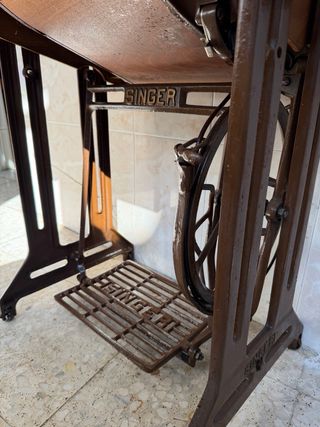 Máquina de coser Singer antigua con mueble