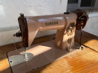 Máquina de coser Singer antigua con mueble