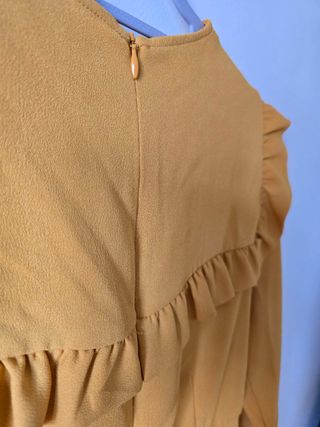 Vestido Zara corto mostaza volantes Talla M