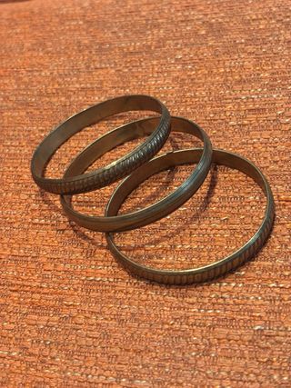 Pulsera dorada estilo esclava