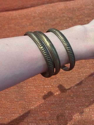 Pulsera dorada estilo esclava