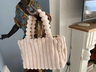 Bolso pelo sintético beige Medidas: cm 46 x 30