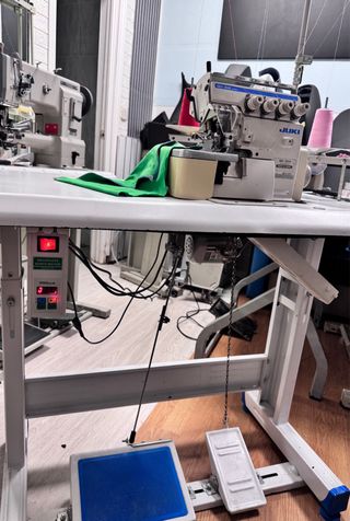 Máquina de coser industrial Juki Overlock