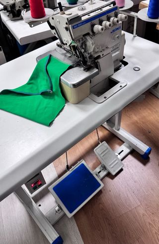 Máquina de coser industrial Juki Overlock