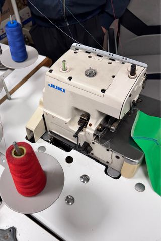 Máquina de coser industrial Juki Overlock