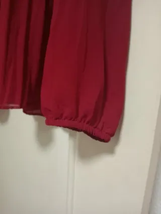 Blusa rojo burdeos con cuello adornado