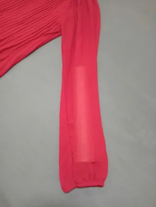 Blusa rojo burdeos con cuello adornado