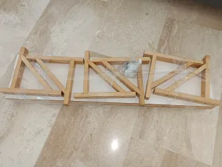 3 estantes de madera de Ikea con escuadras