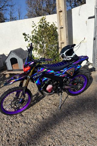 Rieju 74cc con quit de vinilos olograficos GUESS