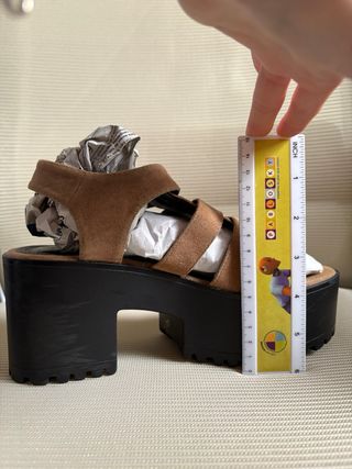 Sandalias beige de cuña con plataforma negra