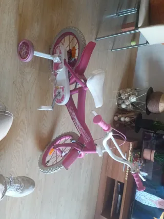 Bicicleta infantil rosa con ruedines