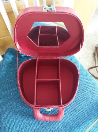 Joyero rojo grande nuevo.Ancho 24,alto23,fondo10.