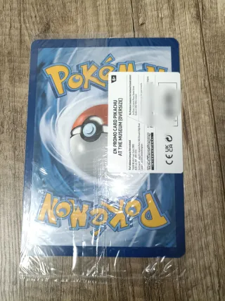 Carta Pokémon Pikachu en el museo