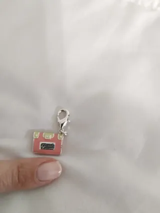 Charm Guess Dorado y Rosa. Forma de bolso.