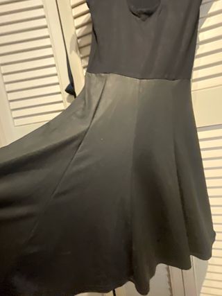 Vestido negro cuello alto manga corta