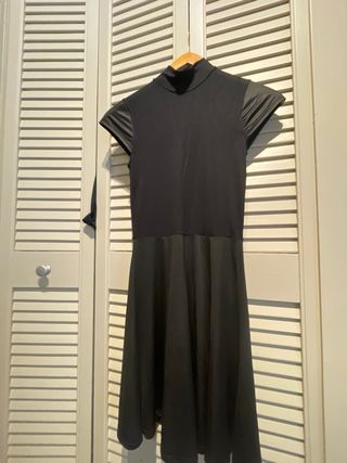 Vestido negro cuello alto manga corta